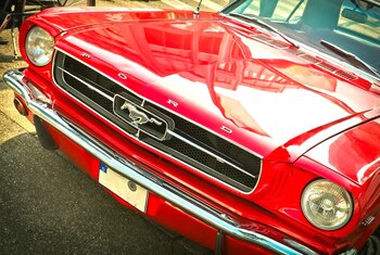 rotes Ford Sportauto